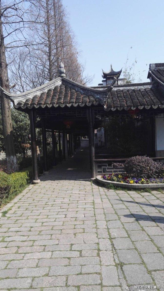 和女友约好出去旅游，她闺蜜也要跟去，怎么办?